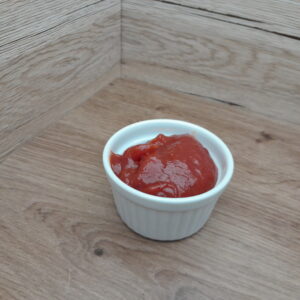Ketchup (dulce/ picant; édes/ csípős; sweet/ hot)