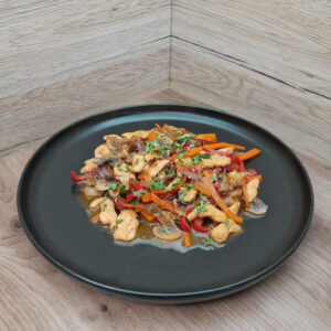Tigaie picantă cu piept de pui și legume / Csípős csirkemell zöldségekkel / Spicy pan with chicken breast and vegetables